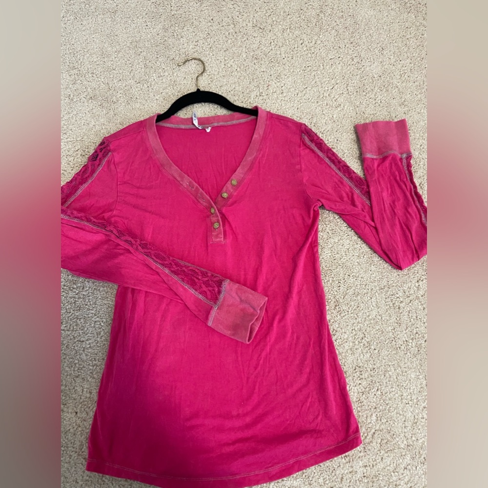 Hot pink western top with lace insert sleeve. Size S